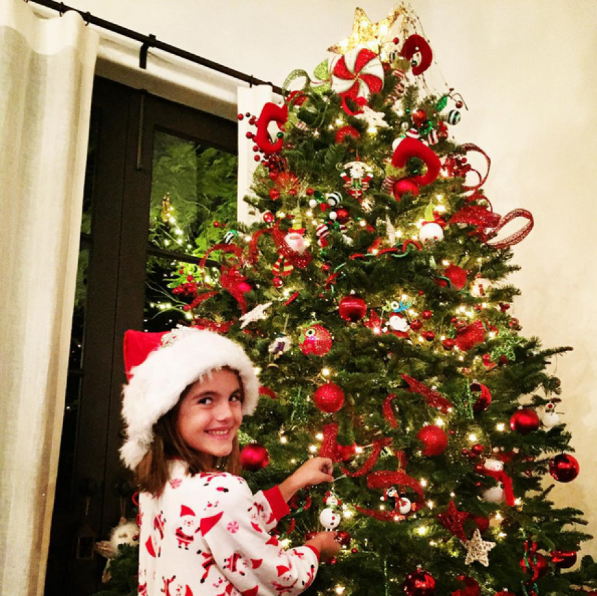 Alessandra Ambrosios Tochter Anja schmückt schon mal den Baum.
