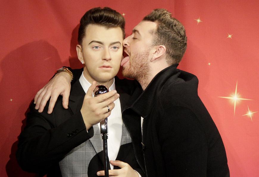 Lecker! Sam Smith konnte sich offenbar nicht beherrschen und schleckt in San Francisco sein eigenes Wachs-Double ab.