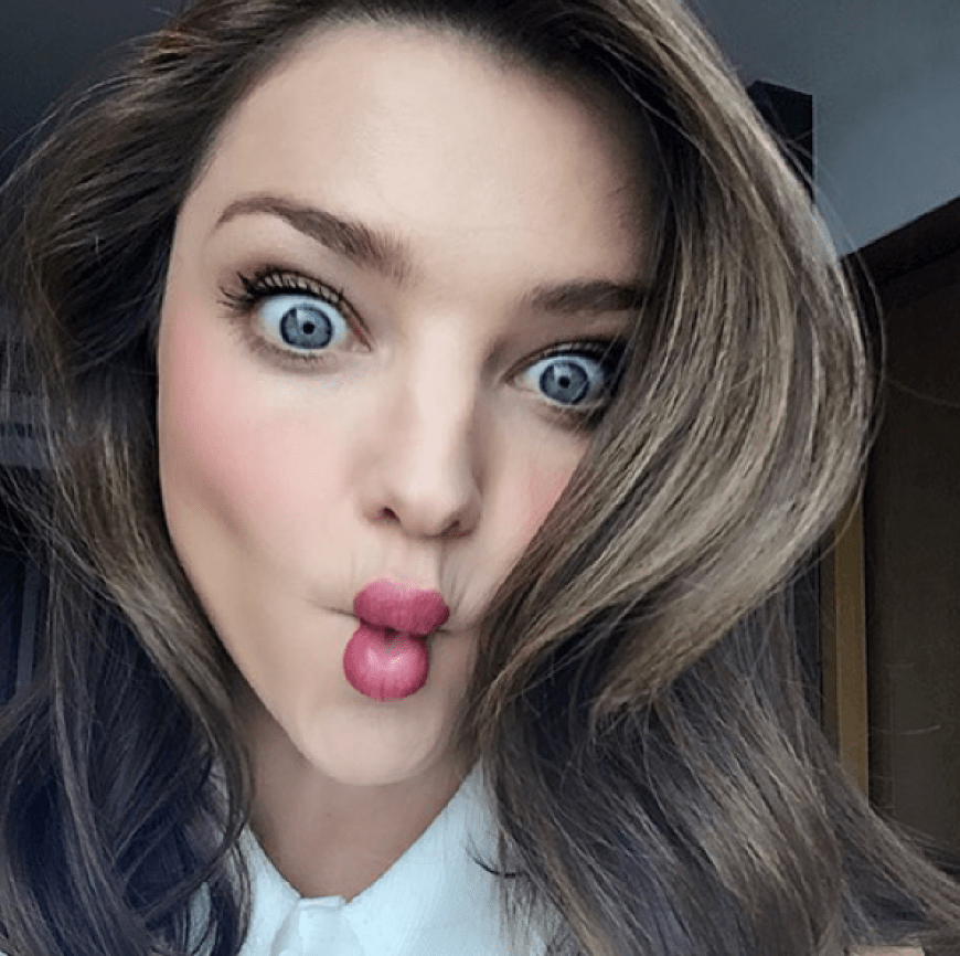 Grimassen-Show! - Supermodel Miranda Kerr zeigt uns ihre Gesichtsakrobatik.