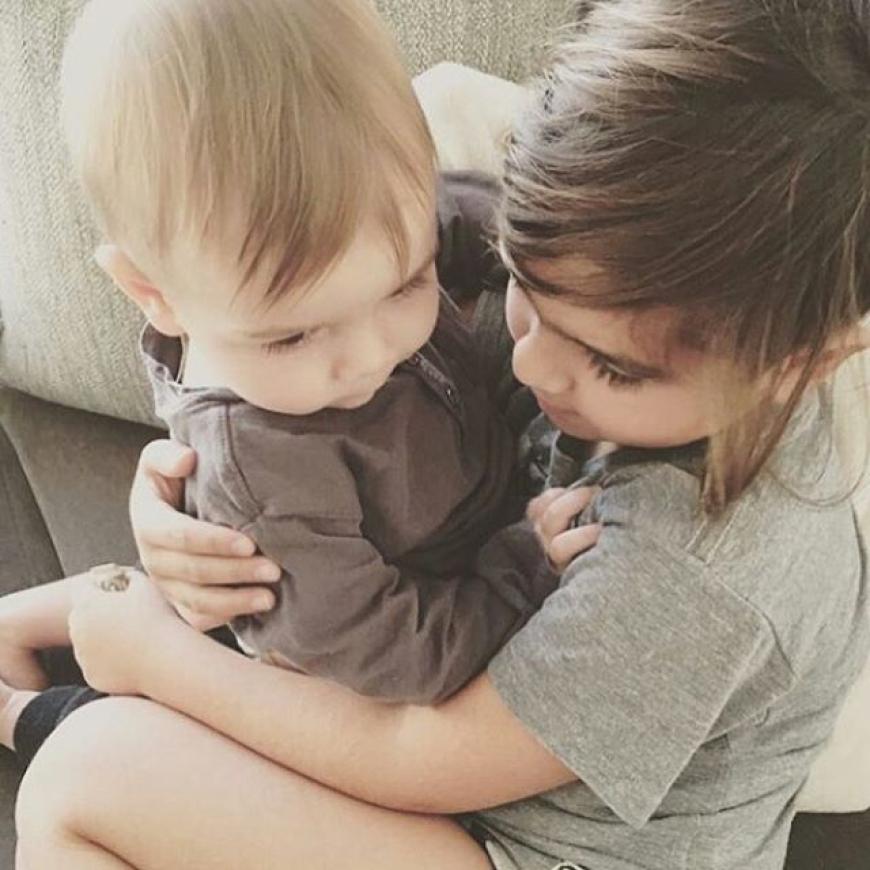 Das ist Liebe unter Brüdern! Reign und Mason Disick gönnen sich eine Runde Kuscheleinheiten.