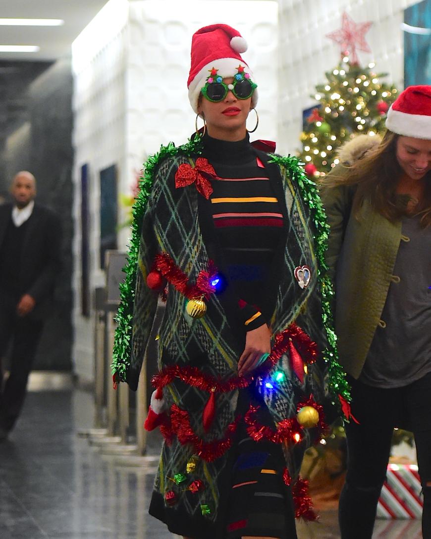 Haha! Beyonce hat sich als Weihnachtsbaum verkleidet!