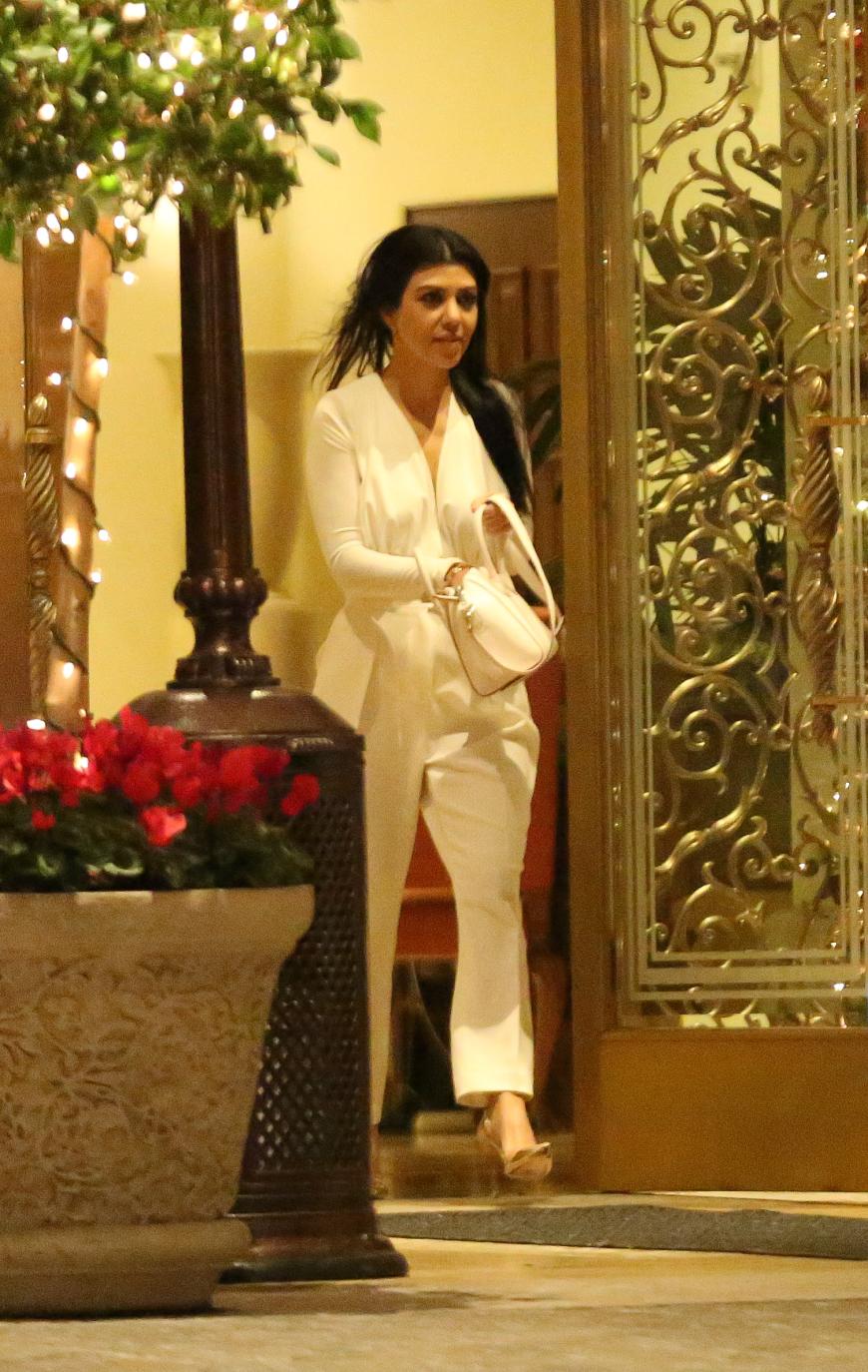 Uh-oh. Hier sehen wir Kourtney Kardashian, wie sie am vergangenen Wochenende Justin Biebers Hotel in Beverly Hills verlässt. Ohne BH, um 4 Uhr morgens.