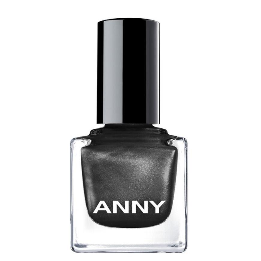 Schöne Nägel sind unterm Baum ein Muss: „Shopping Queen No. 353“-Nagellack von Anny, ca. 9,95 €
