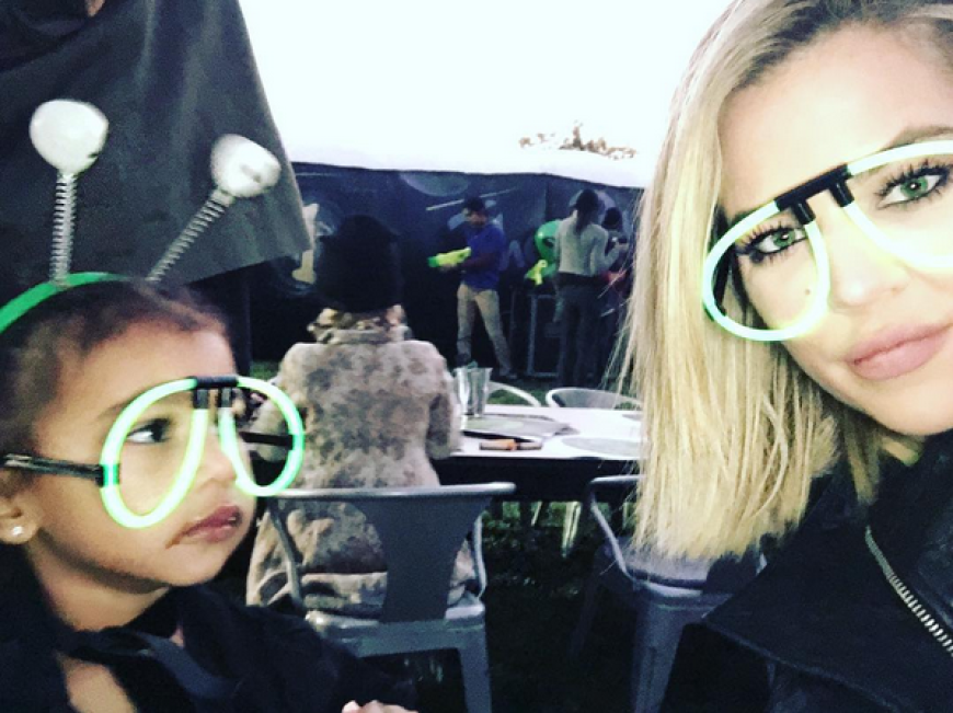 North West kommt bei einer Party ihrer Tante Kourtney Kardashian als süße Außerirdische daher und posiert mit Tante Khloé Kardashian für ein Selfie.