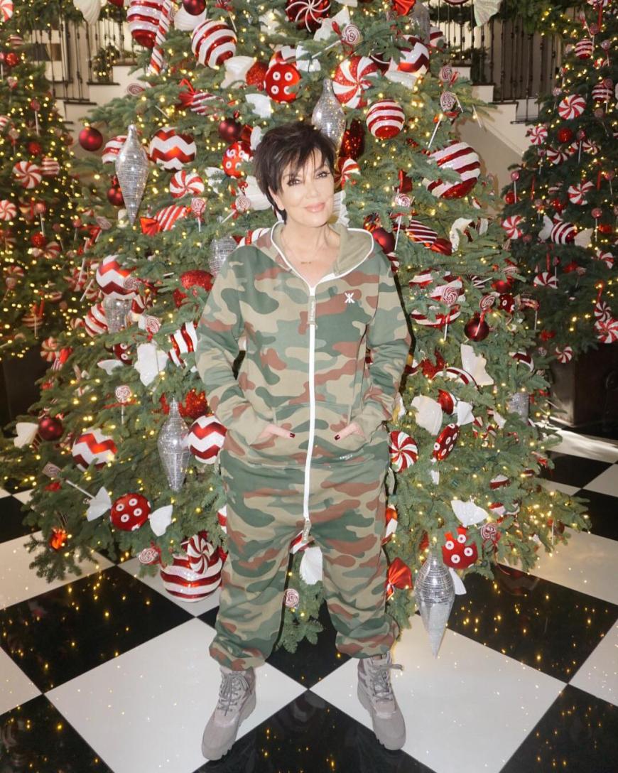 Kris Jenner ist offenbar ziemlich stolz auf ihren gigantischen Riesen-Tannenbaum! Und ein passendes Outfit für die Festtage hat sie auch schon aus dem Kleiderschrank geholt...