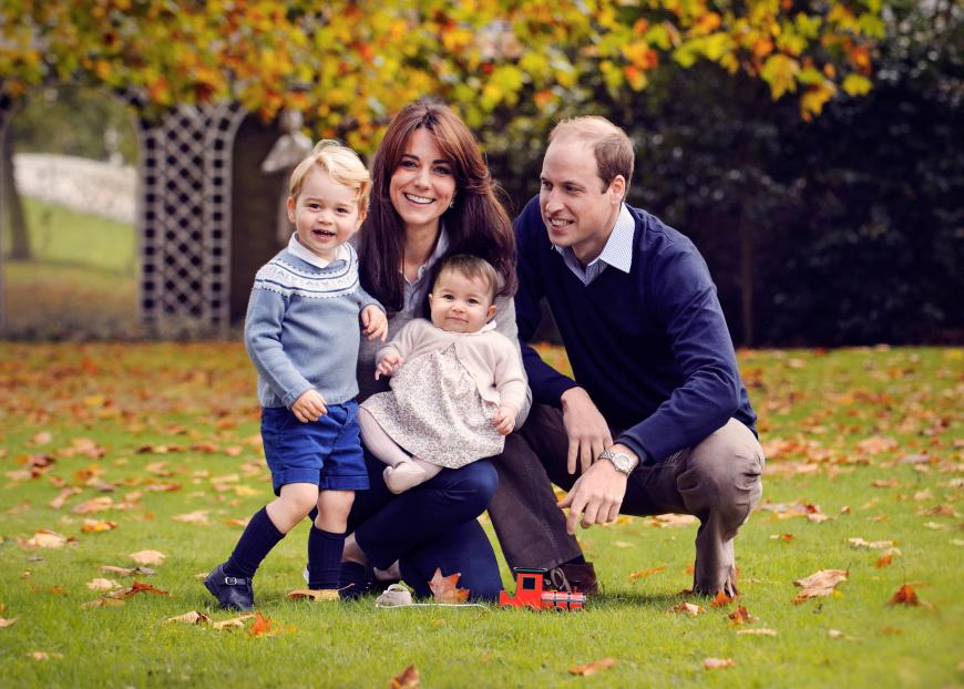 Awww! Der Kensington Palast hat ein neues Foto von Kate, William und ihren beiden süßen Kindern veröffentlicht. Das im späten Oktober 2015 von Fotograf Chris Jelf aufgenommene Bild zeigt eine echte Familienidylle: Klein-Charlotte (auf Mama Kates Arm) und Prinz George strahlen glücklich in die Kamera. Dazu lassen Kate und William mitteilen: