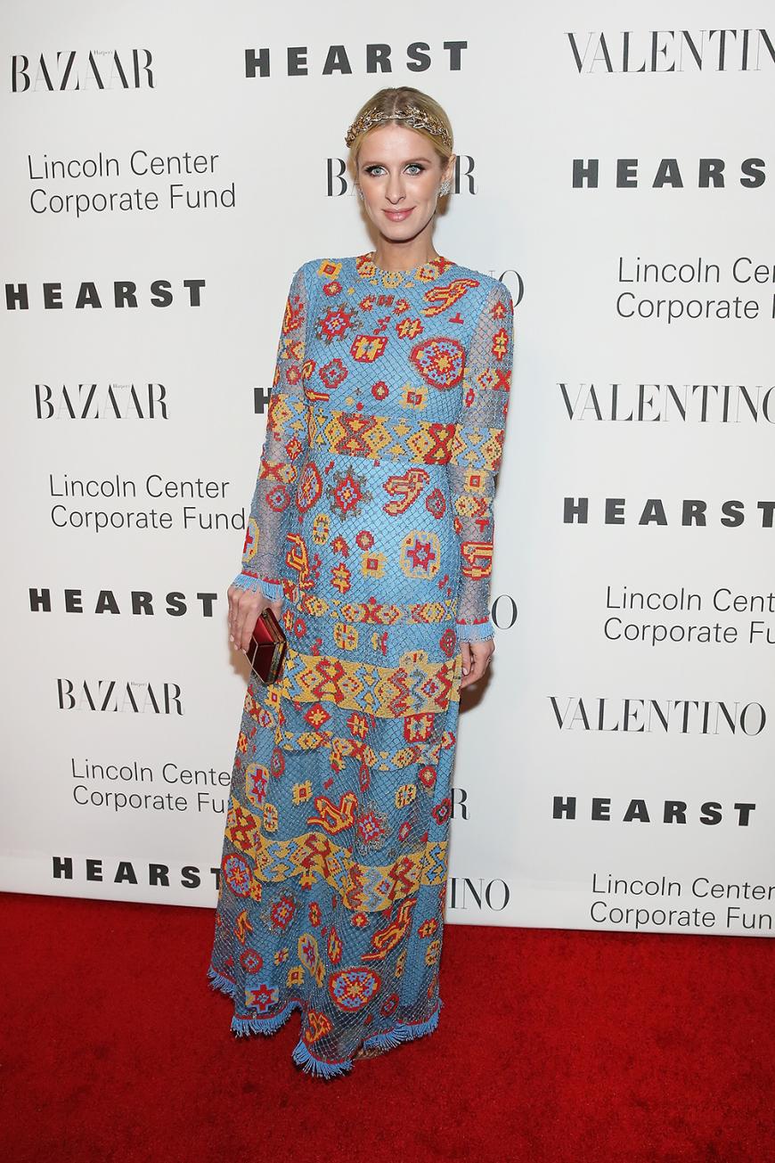 Nicky Hilton trug bei einem Event zu Ehren von Valentino ein auffälliges Maxi-Kleid mit Muster-Print.