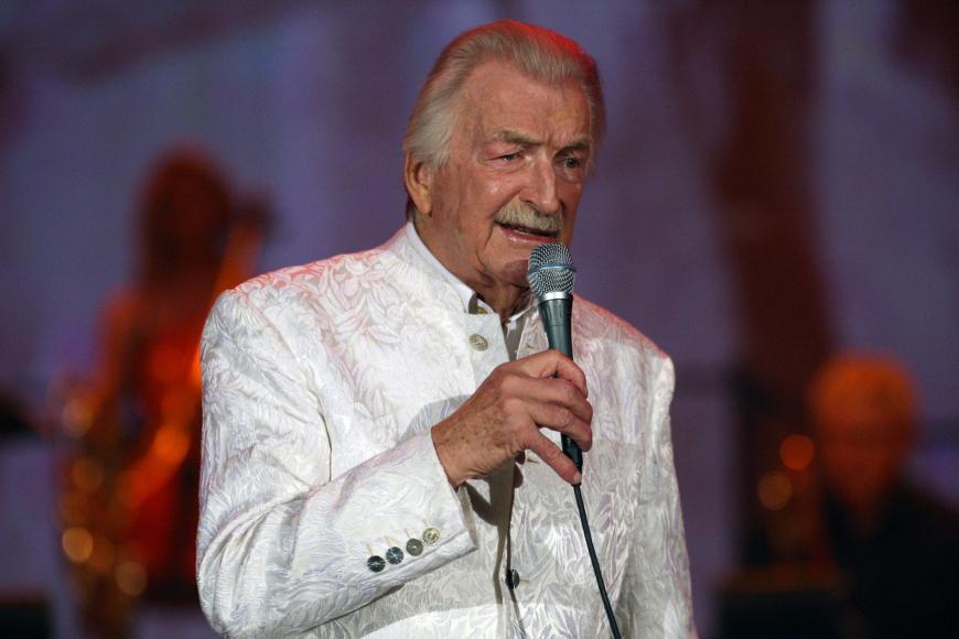 Abschied von einem ganz Großen: Das musikalische Multitalent James Last verstarb am Dienstag, 9. Juni, im Alter von 86 Jahren in seiner Wahlheimat Palm Springs, Florida. Der gebürtige Bremer konnte eine Glanzkarriere vorweisen, begeisterte Jung und Alt und sorgte bis zuletzt für ausverkaufte Hallen. Ganze 70 Jahre stand „Hansi“ auf der Bühne. Bis kurz vor seinem Tod tourte er mit seiner Abschiedstournee „Non Stop Music