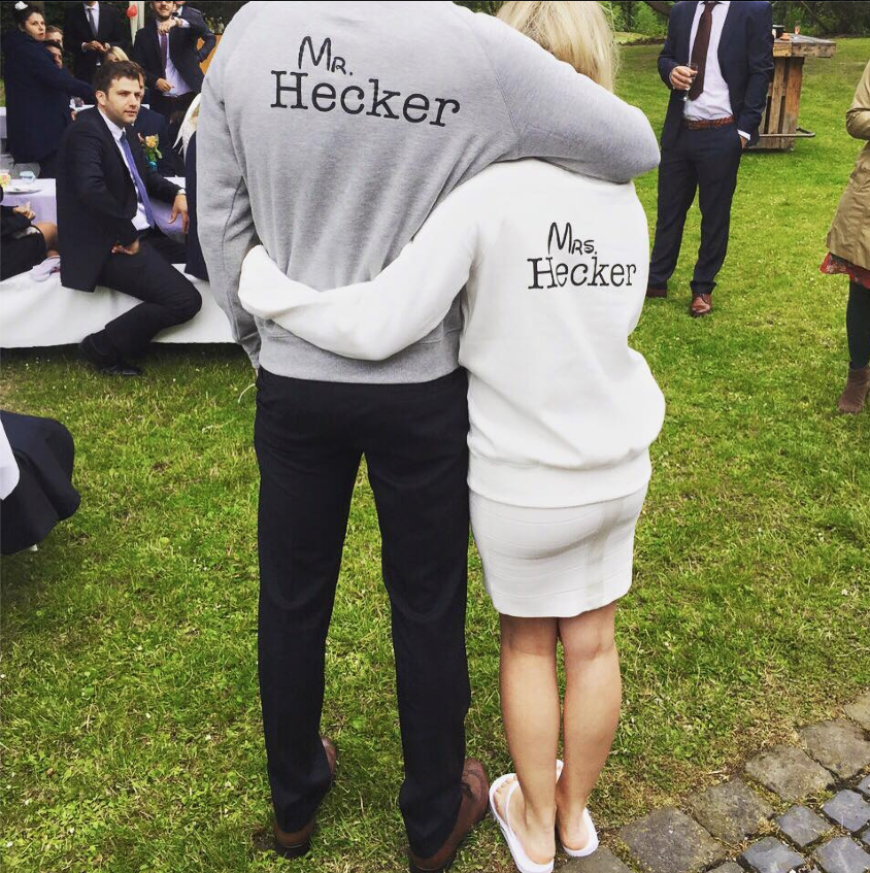 Mit diesen süßen Pullovern feierte das Brautpaar die standesamtliche Hochzeit.