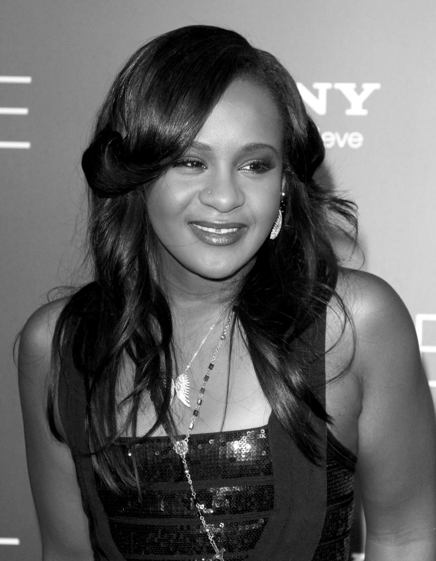 Die Familientragödie um Bobbi Kristina Brown (†22) hat am 26. Juli 2015 ein trauriges Ende gefunden: Ebenso wie Mutter Whitney Houston (†49) starb auch Bobbi, nachdem sie Ende Januar bewusstlos in ihrer Badewanne aufgefunden worden war. Noch immer ist das Rätsel um den 31. Januar 2015 nicht gelöst - was ist der jungen Frau passiert? Ihre letzten Wochen verbrachte Bobbi Kristina im Hospiz, bis sie im Kreise ihrer engsten Familienmitglieder starb.