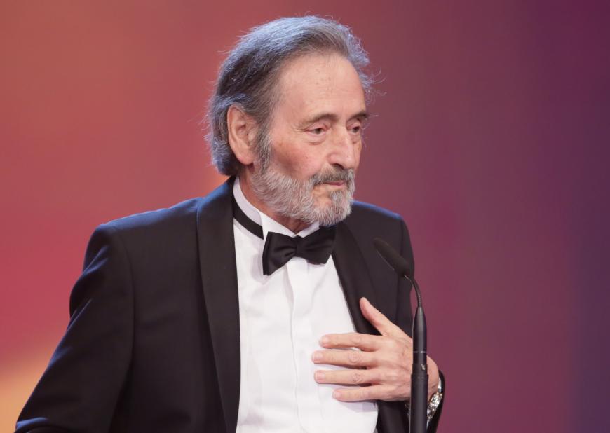 Mit Serien wie „Monaco Franze“ und „Kir Royal“ prägte er in den 80er Jahren die TV-Landschaft. In Filmen wie „Schtonk“ oder „Late Show“ nahm er die Medienwelt auf die Schippe. Am 30. März 2015 starb Starregisseur Helmut Dietl im Alter von 70 Jahren an Krebs.