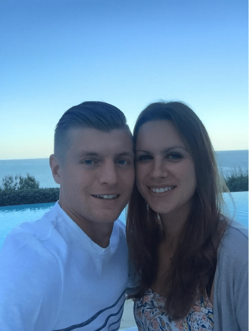 Nicht zu vergessen: Profi-Fußballer Toni Kroos und Freundin Jessica Farber. Normalerweise behält der Nationalspieler sein Privatleben lieber für sich, doch im Sommer postete er dieses Selfie und verriet, dass er verheiratet ist: