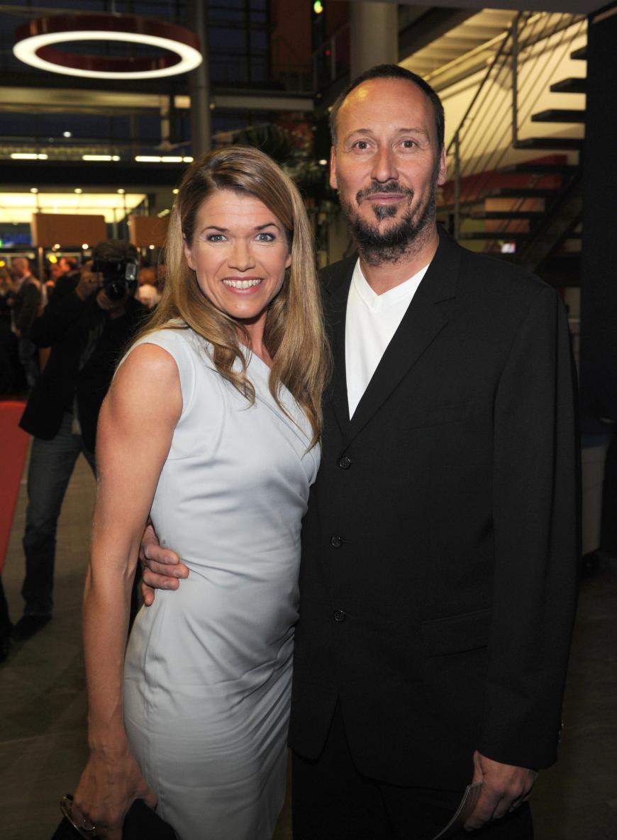 Nach zehn gemeinsamen Jahren trennten sich Komikerin Anke Engelke und Claus Fischer, wie Engelkes Anwalt im Mai 2015 bestätigte. Das Paar hat zwei gemeinsame Kinder.