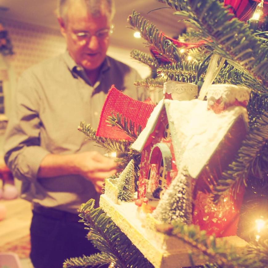 Hier schmückt Papa Swift den Baum.