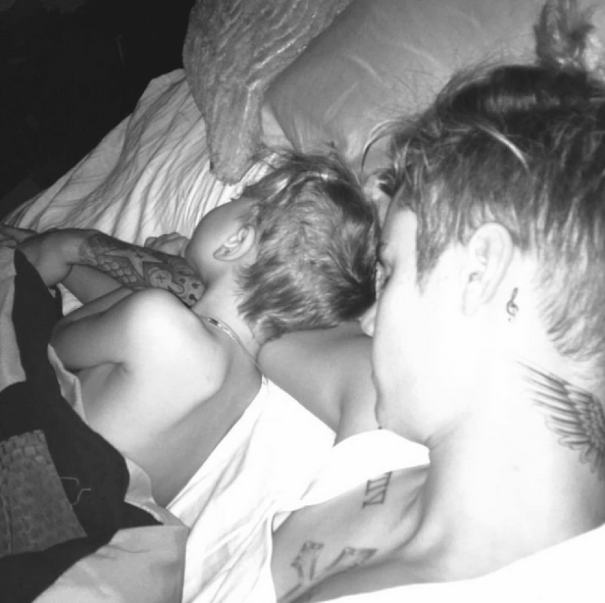 Zum Dahinschmelzen! So süß schmust Justin Bieber mit seinem kleinen Bruder Jaxon.