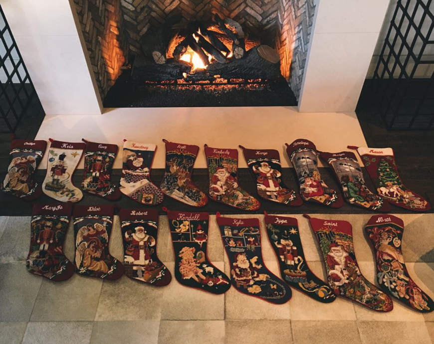 Bei den Kardashian-Jenners gibt es für den Weihnachtsmann ordentlich was zu tun! Unter den vielen Socken findet sich sogar schon eine für den kleinen Saint West.
