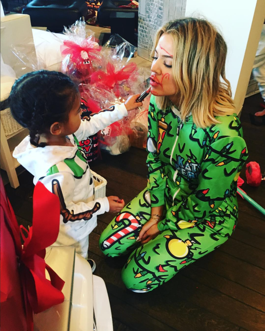 Khloe Kardashian bekommt von ihrer Nichte North noch schnell das perfekte Weihnachts-Make-up verpasst.