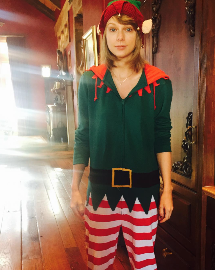 Taylor Swift war in einem ihrer früheren Leben bestimmt ein Weihnachts-Elf - in ihrem Kostüm überzeugt die Sängerin zu 100 Prozent!