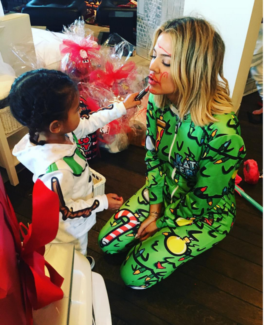Schmink-Attacke! North West verpasst ihrer Tante Khloé Kardashian ein hübsches Make-up.