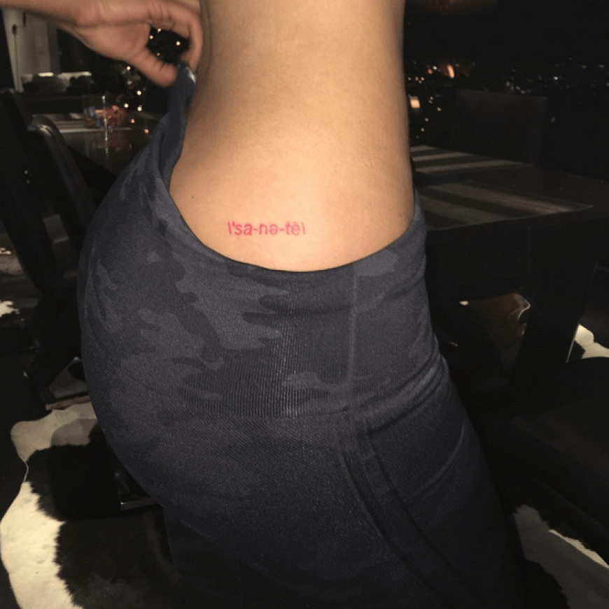 Kylie Jenner zeigt ihren Fans ihr Mini-Tattoo und entblößt dafür gleich mal ihre schlanke Taille auf Instagram.