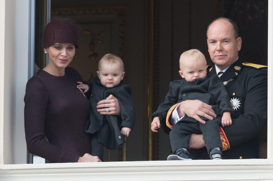 Das Fürstenpaar schwärmt darin von ihrem Leben mit den Zwillingen Gabriella und Jacques.