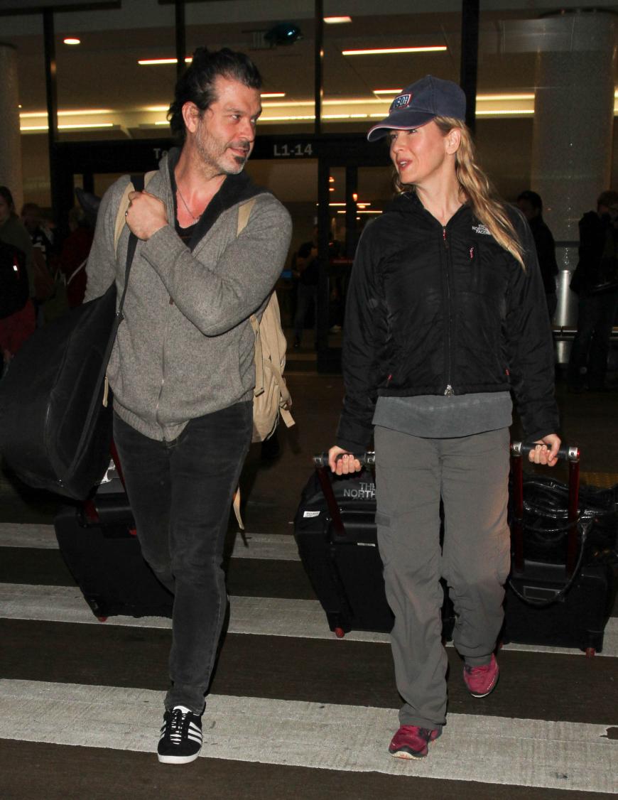Im Schlabberlook kommt Renée Zellweger am Flughafen von Los Angeles an und stört sich nicht an den wartenden Paparazzi. Die Drehzeit in London scheint der Schauspielerin gut getan zu haben.