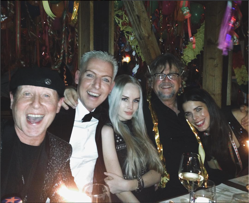 H.P. Baxxter feierte gemeinsam mit seiner neuen Freundin Liza und seinen Freunden ins neue Jahr.