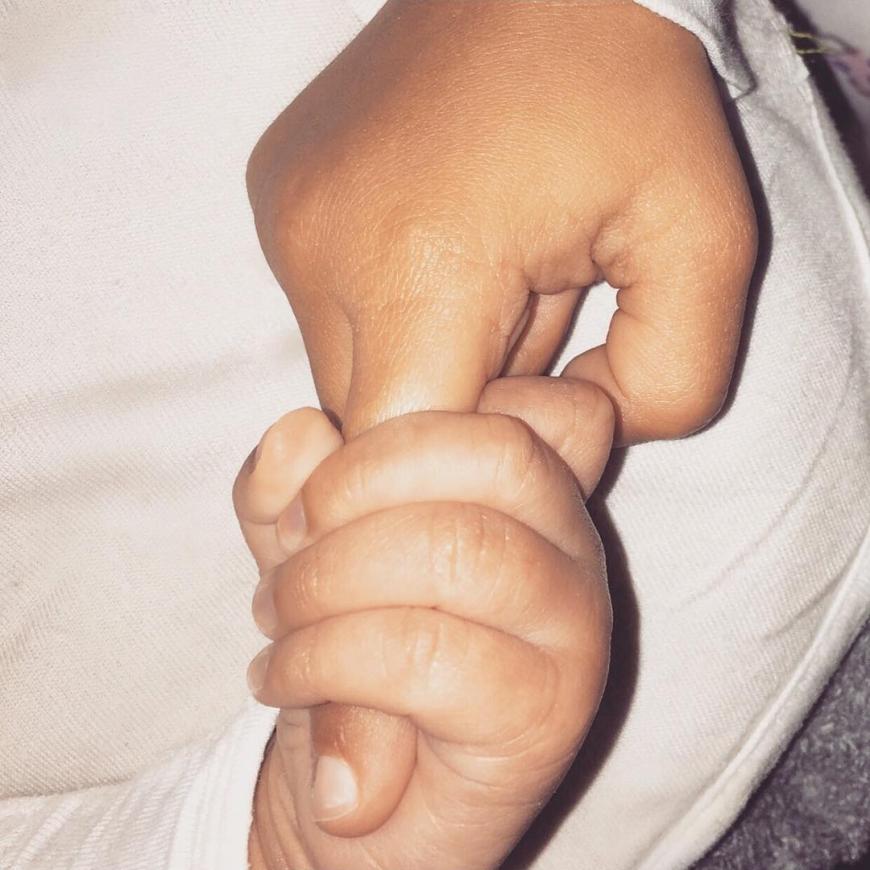 So süß! Saint West greift nach der Hand seiner Schwester North.