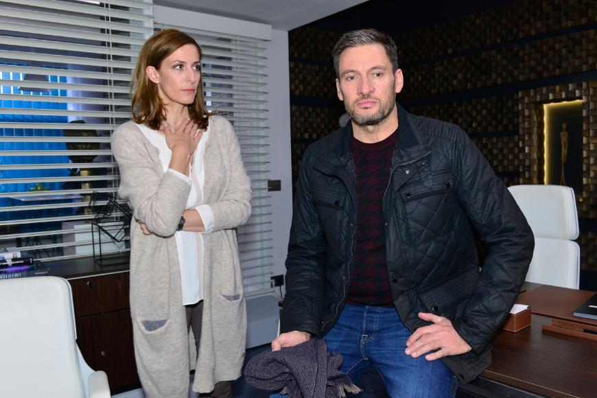 "Kathrin" beichtet "Frederic", dass sie seine Jugend-Freundin "Gabi Galuga" ist und "Jasmin" ihre gemeinsame Tochter.