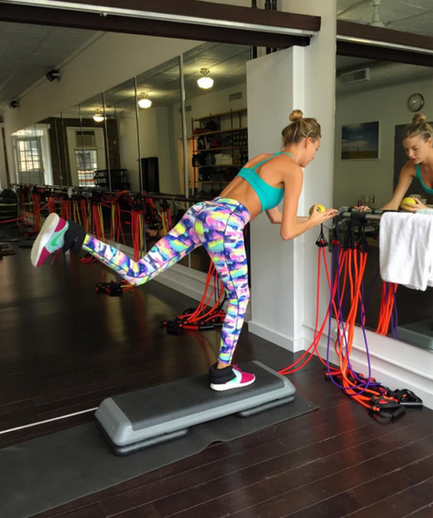 Auch Martha Hunt lässt es beim Training farbig angehen.