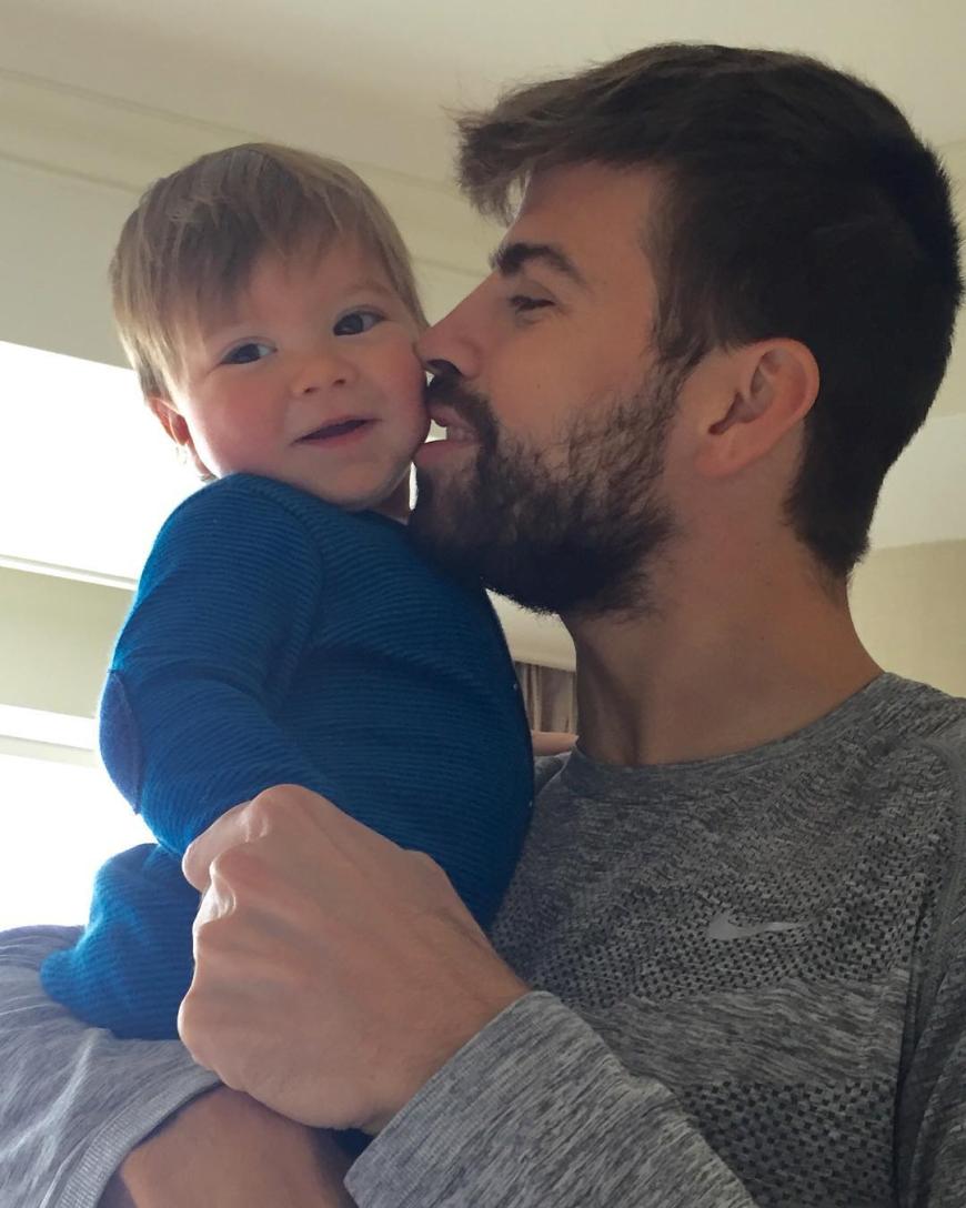 Zum Dahinschmelzen! Shakira zeigt bei Instagram ihre beiden Lieblings-Männer: Frauenschwarm Gerard Piqué mit Sohnemann Sasha.