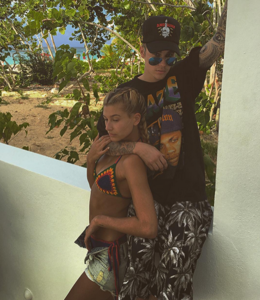 Liebes-Urlaub? Justin Bieber verbringt den Winter im Traum-Urlaubsort St. Barth. Allerdings ist der Badboy nicht allein: Hailey Baldwin ist mit von der Partie.