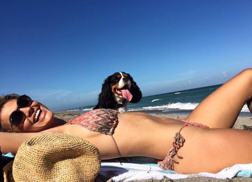Von Liebeskummer keine Spur: Gerade erst wurde bekannt, dass Kelly Rohrbach sich von Modelizer Leonardo DiCaprio getrennt hat, doch das Model strahlt am Strand schon wieder in die Kamera.