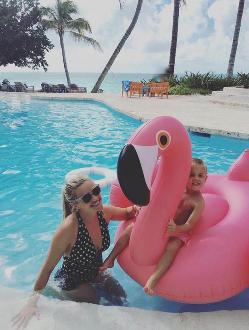 Hier genießt Schauspielerin Reese Witherspoon mit Söhnchen Tennessee den letzten Tag ihres Familienurlaubs im Pool.