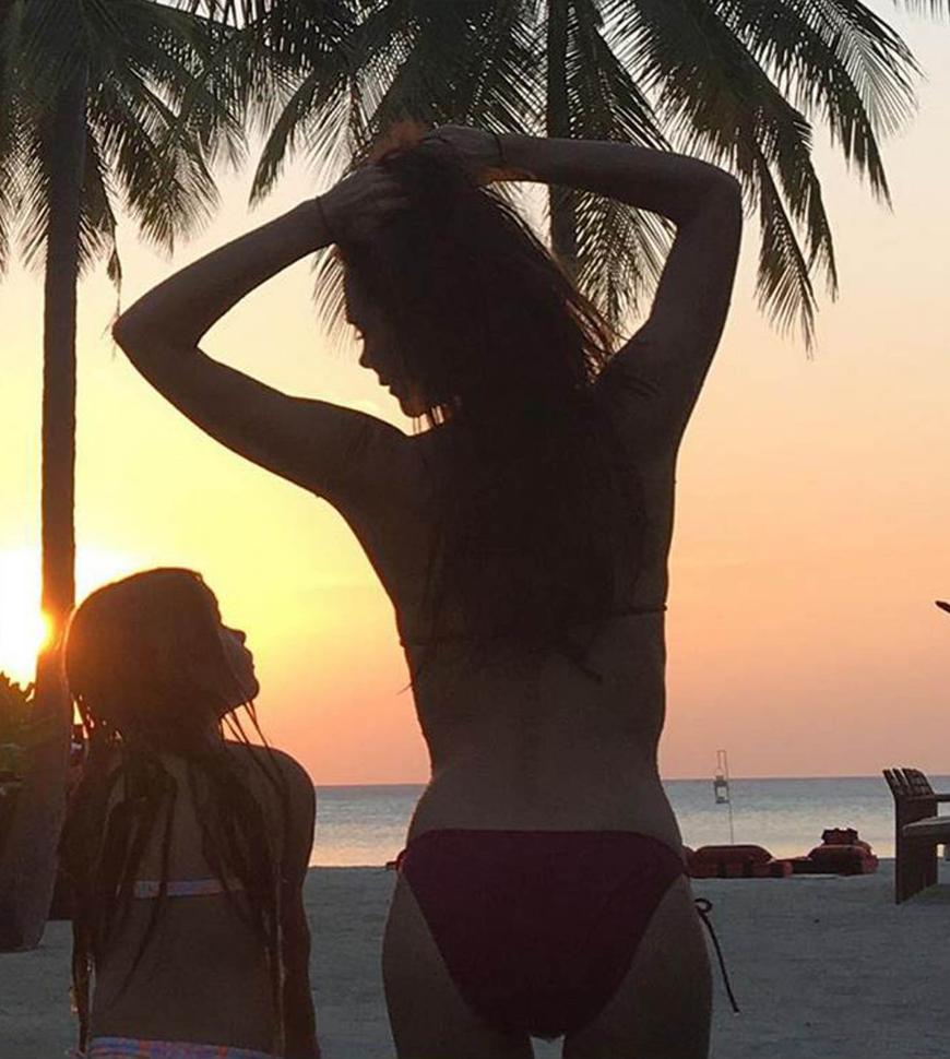Nein, das ist leider kein Postkartenmotiv. David Beckham zeigt stolz seine beiden Lieblings-Frauen: Victoria Beckham und Töchterchen Harper Seven. Die Familie verbrachte ihren Familienurlaub auf den Malediven.