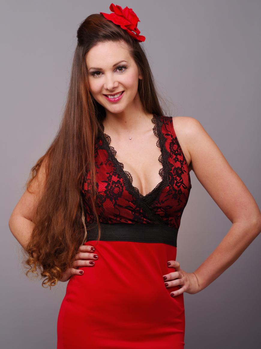 Dina: „Männer haben oft Angst vor einer Karrierefrau wie mir.“ Dina wurde 1986 in Sarajewo geboren, heute lebt sie in Berlin und verdient ihr Geld als Burlesque-Tänzerin und ausgebildete Schauspielerin. Die 29-Jährige, die sich selbst als exzentrisch beschreibt, ist seit anderthalb Jahren Single, denn Dina weiß, „Männer haben Angst vor einer Karrierefrau wie mir!“