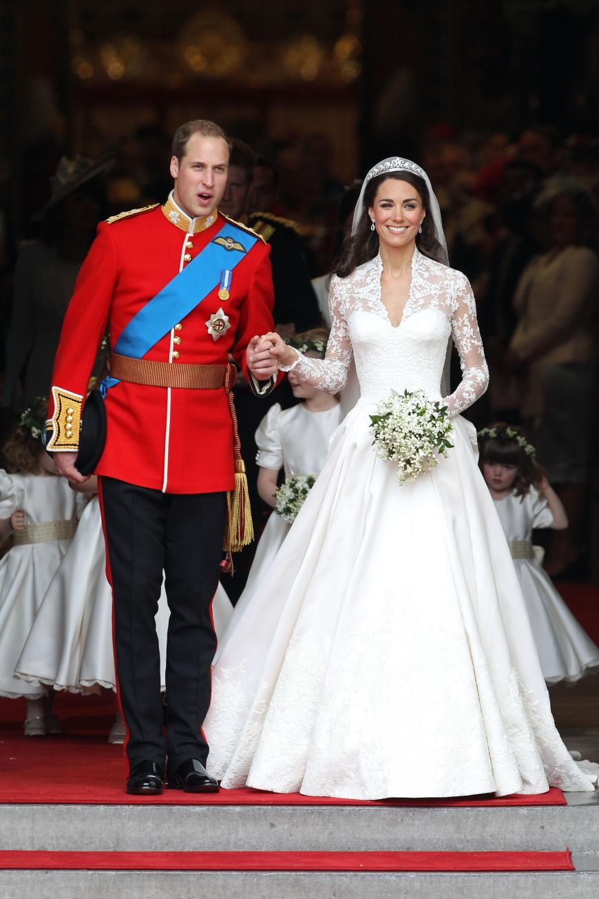 Mit Abstand Catherines schönster Look: In einem Traum aus weißer feiner Spitze und elegantem Satin von Sarah Burton heiratete Kate Middleton ihre große Liebe Prinz William.