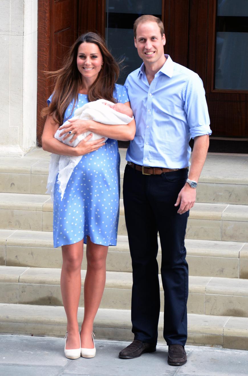 Tausendfach wurde Kates Jenny-Packham-Kleid nachgekauft, nachdem sie zum ersten Mal ihren süßen Neugeborenen, Prinz George, präsentierte.