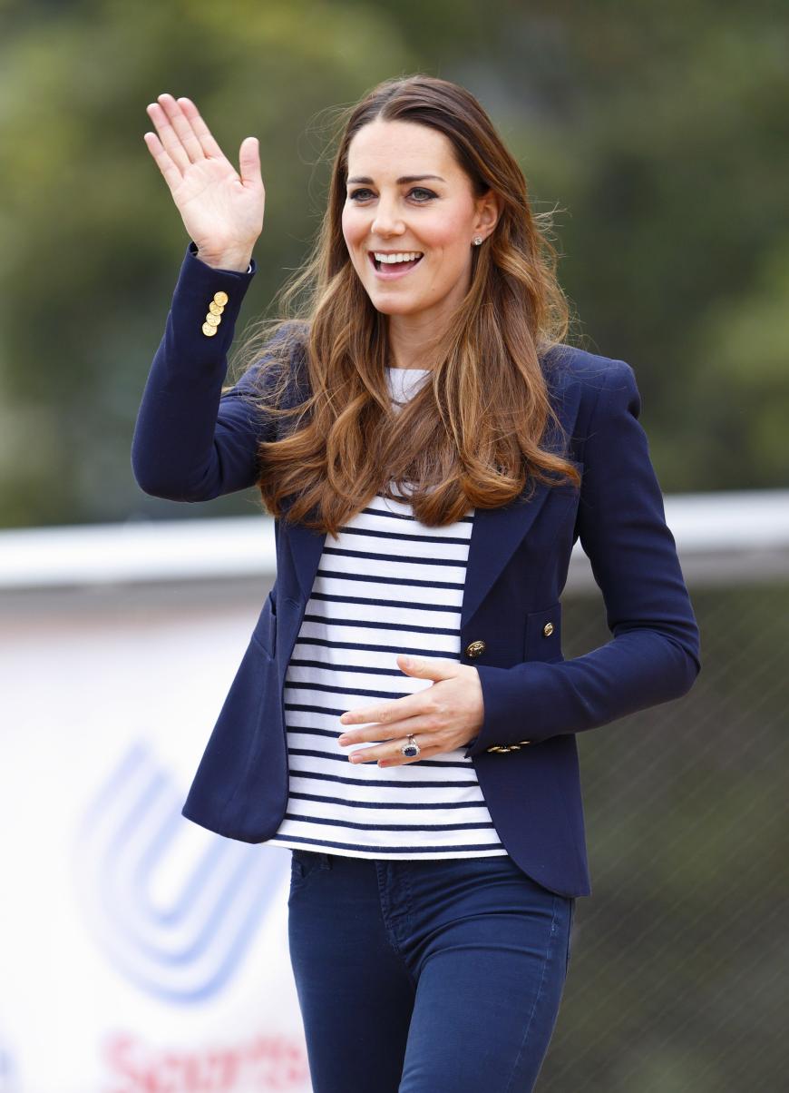 Fast immer trägt Kate Kleider bei ihren Auftritten. Bei ihrem Auftritt an einer Londoner Schule setzte die Blaublüterin dagegen auf den Casual-Look in Blue Jeans, Streifenshirt und Blazer.