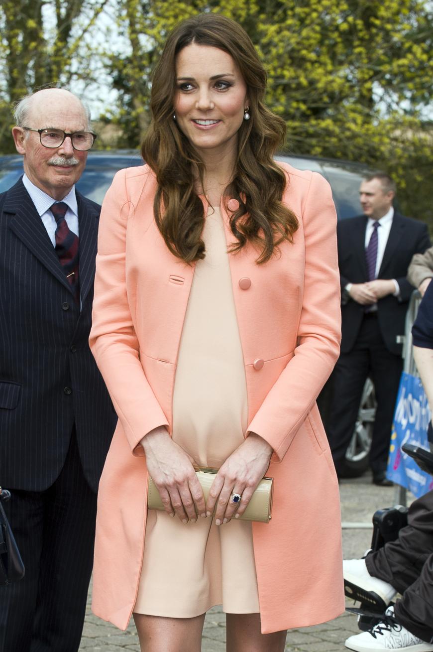 Deutlich wölbt sich die Babykugel unter dem Apricot-Kleid der Duchess.