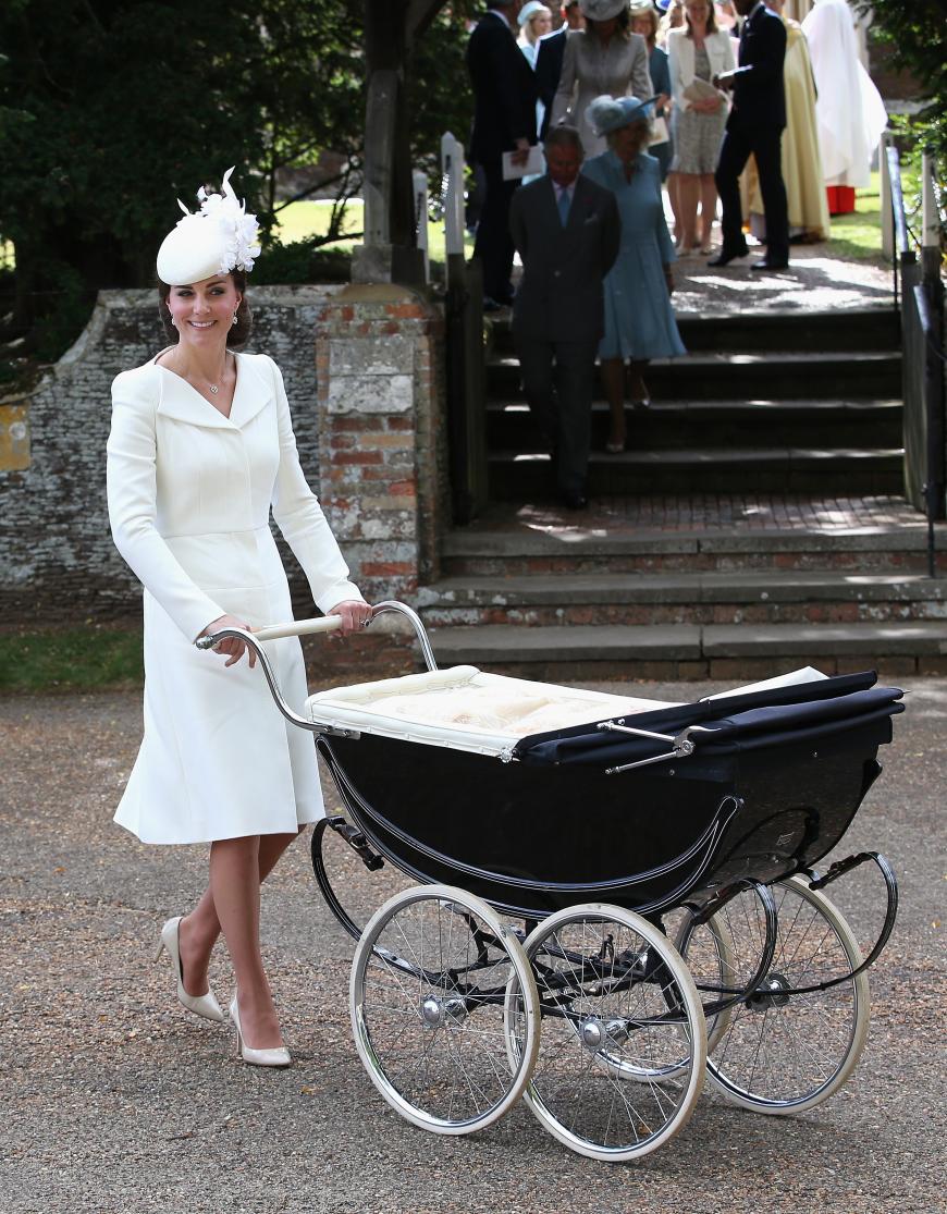 Unvergessen bleibt die Taufe von Prinzessin Charlotte, zu der die Herzogin ein weißes Kleid von Alexander McQueen mit passendem Hut auswählte. Wenige Monate zuvor ...