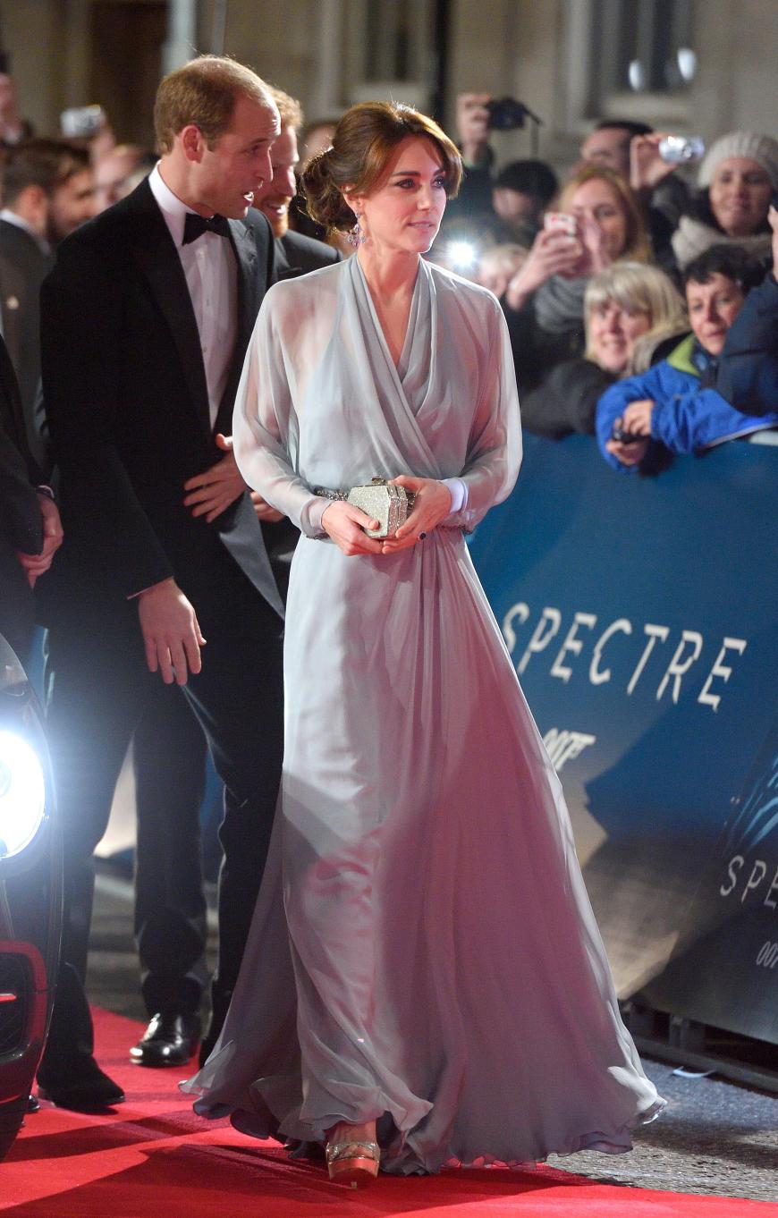 Wer war doch gleich James Bond? Die royale Beauty stellte in einem Chiffon-Traum und ohne BH die Hauptdarsteller des Agenten-Streifens völlig in den Schatten.