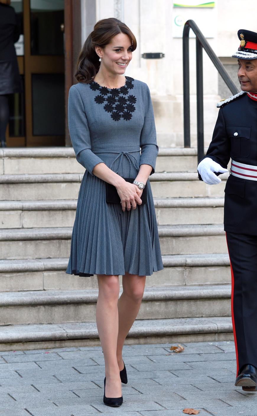 Knieumspielend, figurbetont geschnitten und hochgeschlossen: Die Mutter von Prinz George und Prinzessin Charlotte bleibt ihrem Stil treu - hier in Orla Kiely.