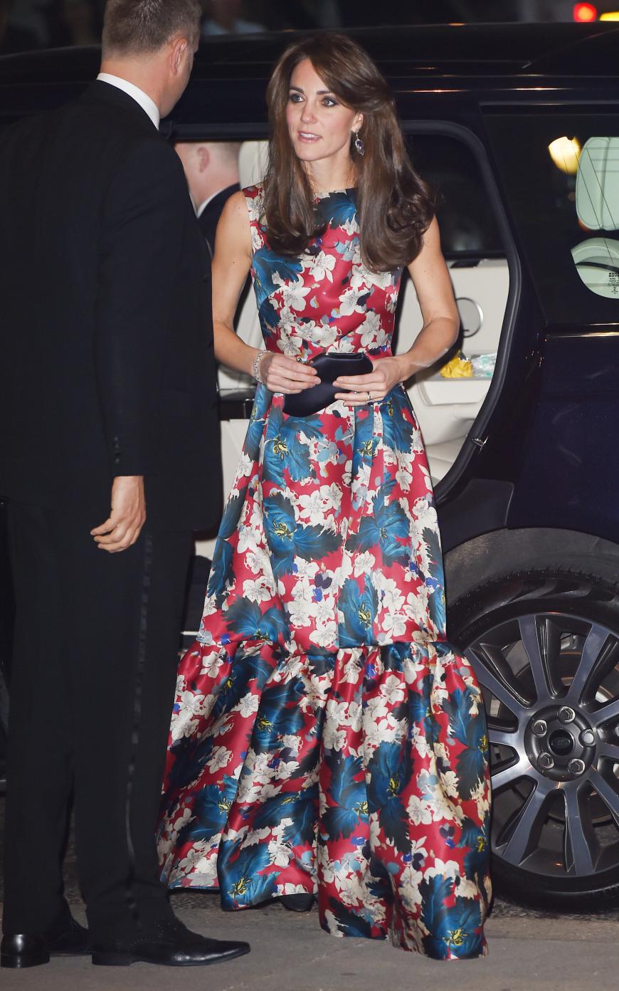 Ungewohnt farbenfroh präsentierte sich die 34-Jährige in einem bodenlangen Seidenkleid anlässlich eines Gala-Dinners. Designer ihres Vertrauens diesmal: Erdem.