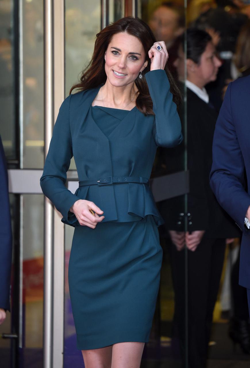 Kate Anfang Dezember 2015 bei einer Wohltätigkeitsveranstaltung in London: Das raffinierte Schößchen an ihrem flaschengrünen Dress rückt Catherines schmale Taille ins rechte Licht.