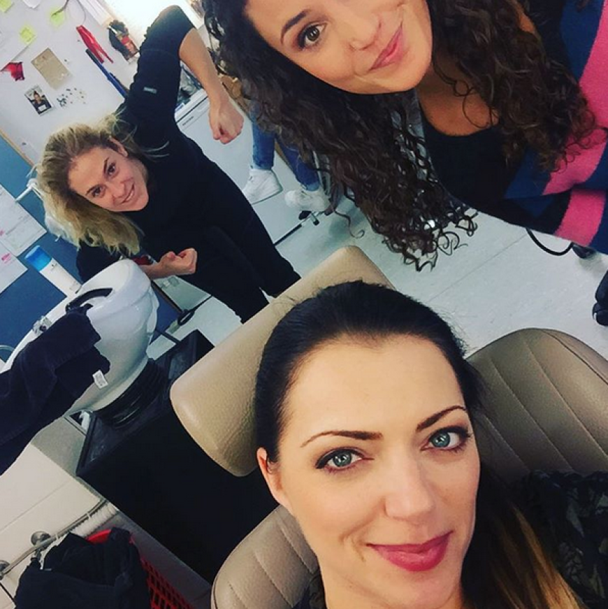 Was macht denn Lea Marlen Woitack (Sophie) da im Hintergrund? Auf jeden Fall scheinen sie, Anne Menden (Emily) und Nadine Menz (Ayla) auch hinter den Kulissen eine Menge Spaß zu haben.