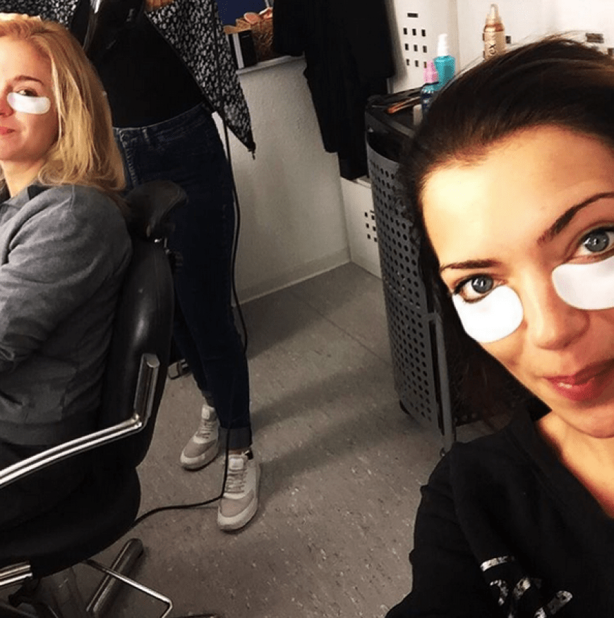 Perfektes Styling: Anne Menden und Lea Marlen Woitack werden in der Maske verwöhnt.