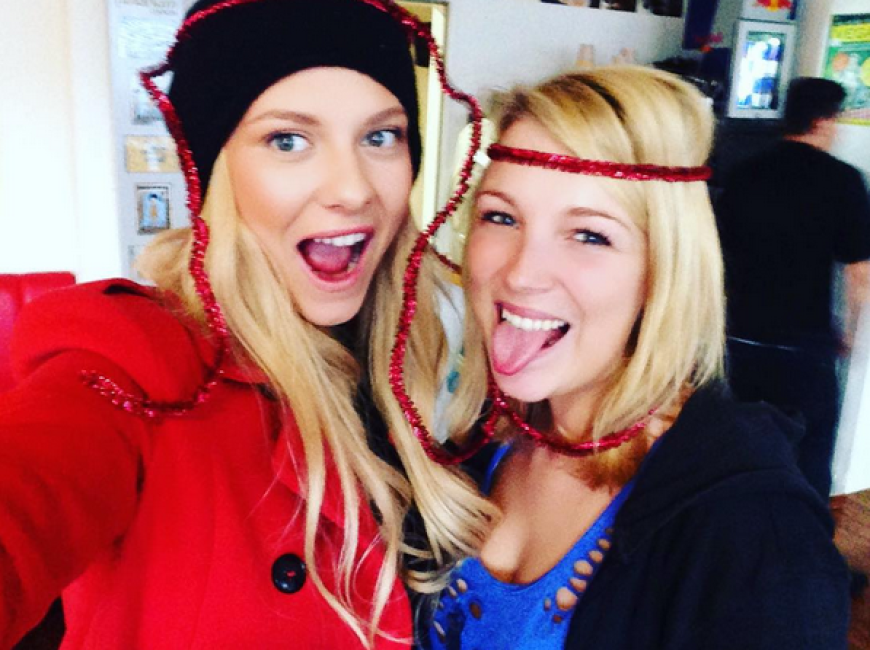 Juhuuu! Valentina Pahde (Sunny) und Iris Mareike Steen (Lily) hatten sich so auf Weihnachten gefreut, dass sie sich glatt selbst mit der Glitzer-Deko schmückten.