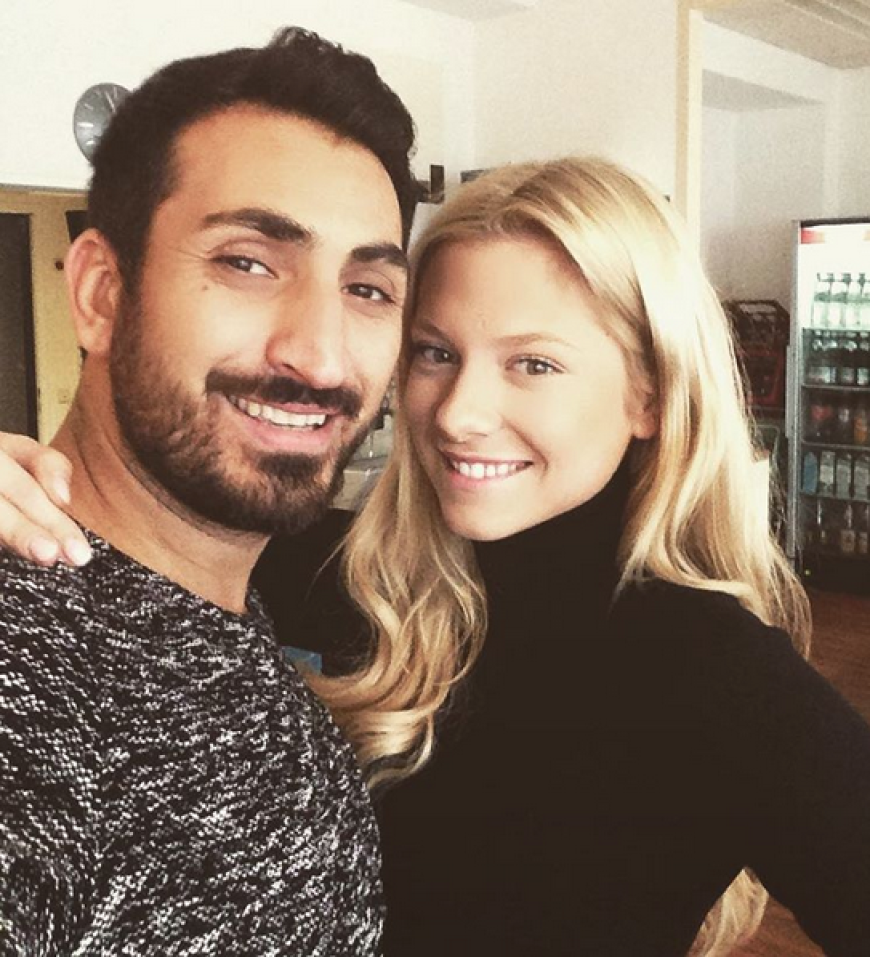 Schnell ein Selfie: Mustafa Alin (Mesut) und die hübsche Valentina Pahde (Sunny).