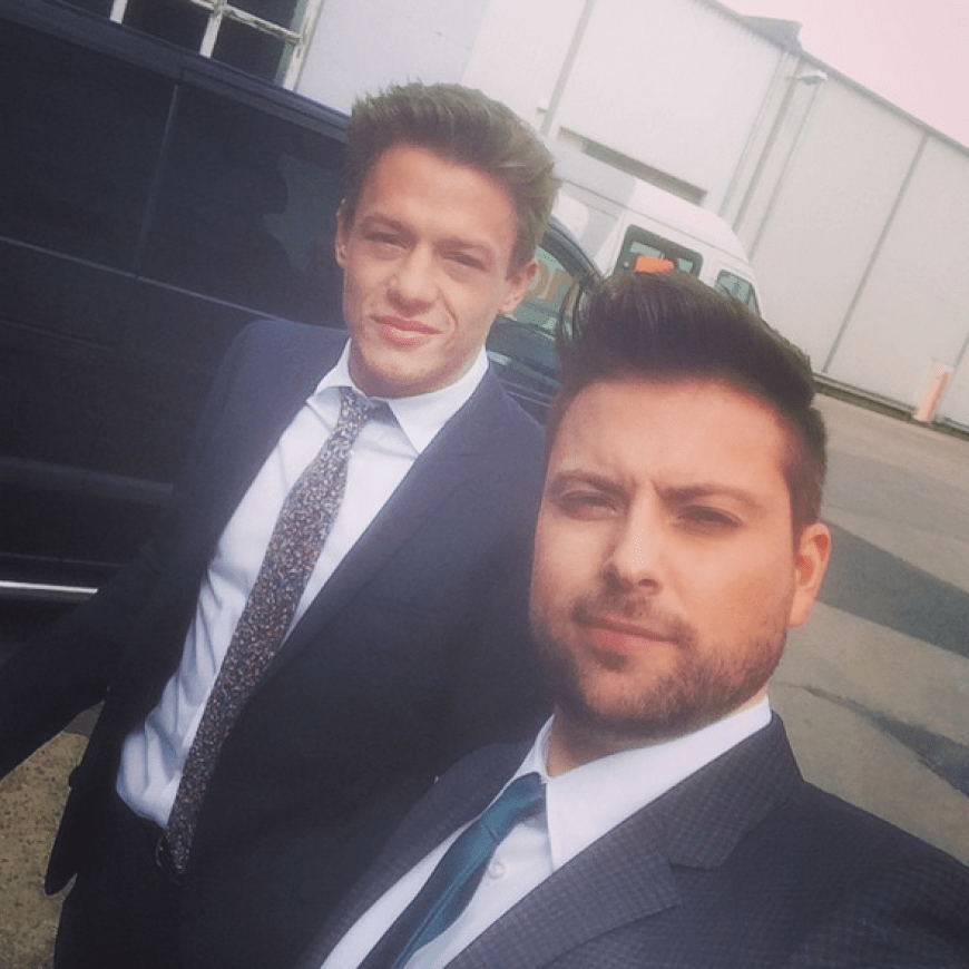 Schick, schick! Vincent Krüger (Vince) und Felix von Jascheroff (John) sehen aus wie echte Gentlemen.